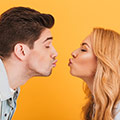 Frau und Mann küssen sich Frau und Mann küssen sich