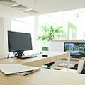 Büroschreibtisch mit Computer Büroschreibtisch mit Computer