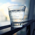 Wasserglas auf Fensterbank Wasserglas auf Fensterbank