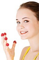Frau mit Himbeeren