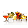 Fünf verschiedene Alkoholika in verschiedenen Gläsern