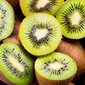 Halb aufgeschnittene Kiwis von oben mit ganzen Kiwis darunter