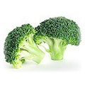 Zwei grüne Röschen Brokkoli auf weißem Hintergrund