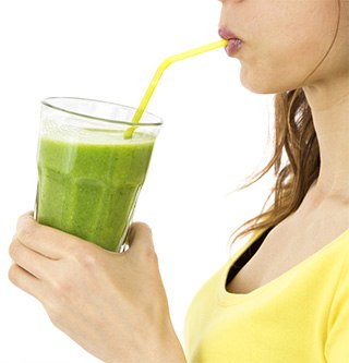 Frau mit Detox Smoothie Frau mit Detox Smoothie
