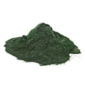 Dunkelgrünes Pulver auf einem Haufen auf weißem Hintergrund Dunkelgrünes Pulver auf einem Haufen auf weißem Hintergrund