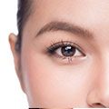 Aufnahme vom rechten oberen Viertel eines Frauengesichts mit einem braunen Auge