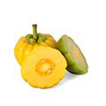 Eine ganze gelbe Garcinia Cambogia Frucht und je eine halbe grüne und gelbe Frucht 