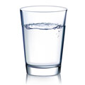 Durchsichtiges Glas mit Wasser gefüllt auf weißem Hintergrund