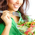 Frau isst Salat Frau isst Salat