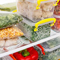 Ausschnitt eines Kühlschranks mit Lebensmittel und Dosen