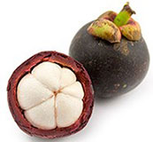 Eine ganze und eine halbe Mangostan Frucht auf weißem Hintergrund Eine ganze und eine halbe Mangostan Frucht auf weißem Hintergrund