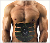 Oberkörper eines durchtrainierten Mannes der den Abs Stimulator trägt Oberkörper eines durchtrainierten Mannes der den Abs Stimulator trägt