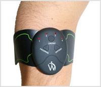 Ausschnitt eines Oberarms der die Armpads des Abs Stimulator trägt Ausschnitt eines Oberarms der die Armpads des Abs Stimulator trägt