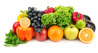 Verschiedenes Obst und Gemüse auf weißem Hintergrund