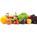 Verschiedenes Obst und Gemüse in einer bunten Mischung auf weißem Hintergrund Verschiedenes Obst und Gemüse in einer bunten Mischung auf weißem Hintergrund