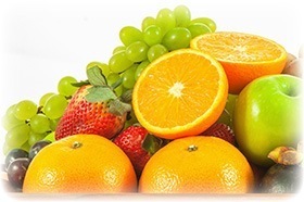 Orangen, Äpfel, Trauben und Erdbeeren auf weißem Hintergrund