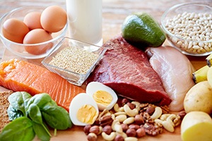 Fisch, Eier, Fleisch und Milch auf hölzernem Untergrund Fisch, Eier, Fleisch und Milch auf hölzernem Untergrund