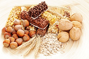 Samen, Nüsse, Getreide und Brot auf weißem Hintergrund