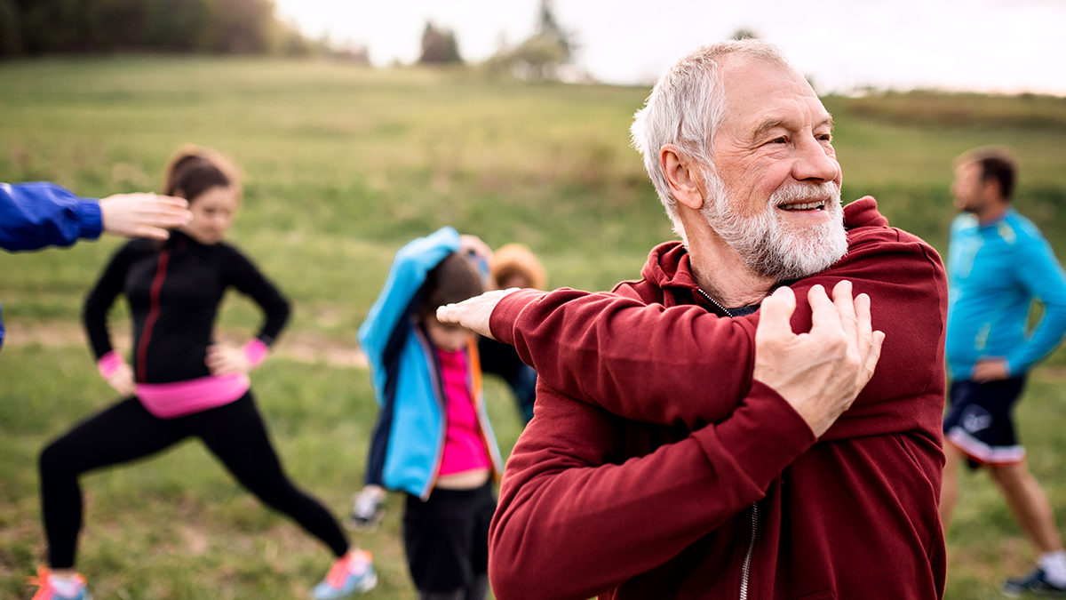 Junge und ältere Menschen trainieren mit Omega 3 Unterstützung