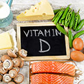 Lachs, Champignons, Eier und Bohnen um eine Tafel, auf der 'Vitamin D' steht