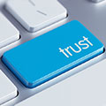 PC-Tastatur mit der Aufschrift 'Trust' auf dem blauen Button