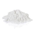 Ein kleiner Haufen weißes Tyrosin Pulver auf weißem Hintergrund Ein kleiner Haufen weißes Tyrosin Pulver auf weißem Hintergrund